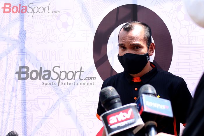 Pemain Persija Jakarta, Riko Simanjuntak, memberikan keterangan kepada awak media seusai acara HUT Persija yang ke-92 tahun di Lapangan NYTC, Sawangan, Depok, Jawa Barat, 28 November 2020.