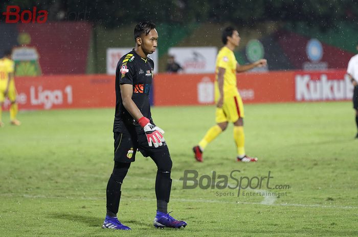 Kiper Bhayangkara FC, Awan Setho Raharjo, saat pertandingan Bhayangkara FC versus Persija Jakarta di Stadion PTIK, Melawai, Jakarta, 14 Maret 2020