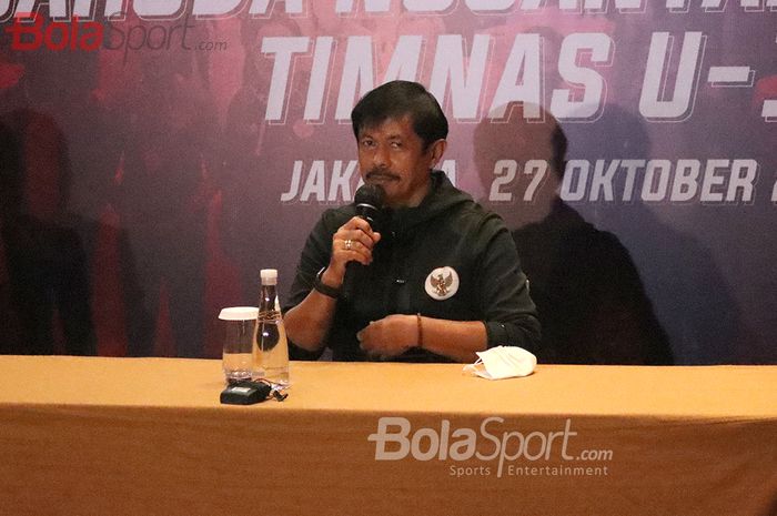 Direktur Teknik PSSI, Indra Sjafri, memberikan keterangan kepada awak media dalam rangka menyambut kedatangan timnas U-19 Indonesia dari Kroasia, 27 Oktober 2020.