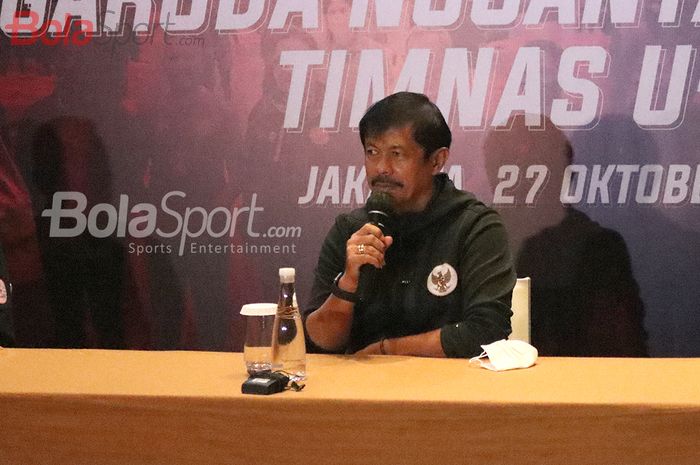 Direktur Teknik PSSI, Indra Sjafri, memberikan keterangan kepada awak media dalam rangka menyambut kedatangan timnas U-19 Indonesia dari Kroasia, 27 Oktober 2020.
