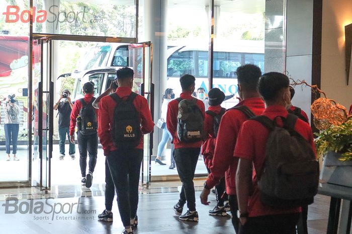 Para pemain timnas U-19 Indonesia berjalan menuju bus jelang keberangkatannya ke Spanyol, di Hotel Fairmont, Senayan, Jakarta, 26 Desember 2020