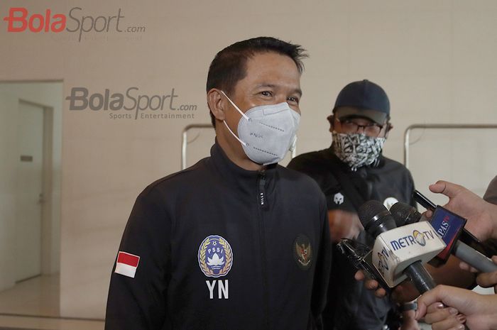 Plt Sekjen PSSI, Yunus Nusi, memberikan keterangan kepada awak media seusai melepas timnas U-19 Indonesia ke Spanyol di Hotel Fairmont, Senayan, Jakarta, 26 Desember 2020.