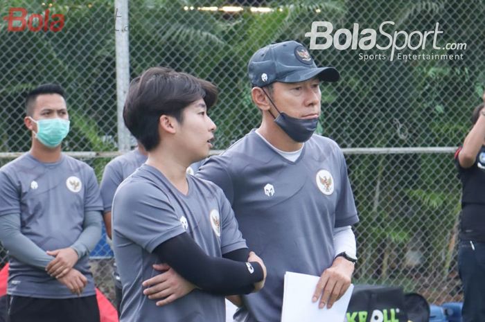 Shin Tae-yong sedang berdiskusi dengan penerjemahnya, Jeong Seok-seo, dalam pemusatan latihan timnas U-22 Indonesia di Lapangan D, Senayan, Jakarta, 10 Februari 2021.