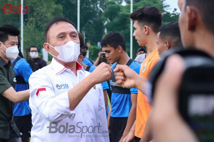 Ketua Umum PSSI, Mochamad Iriawan, sedang menyapa para pemain timnas U-22 Indonesia di Lapangan D, Senayan, Jakarta, 10 Februari 2021