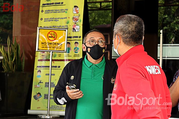 Direktur Utama PT LIB (Liga Indonesia Baru), Akhmad Hadian Lukita, dan Direktur Operasional PT LIB, Sudjarno, beserta jajaran sedang menyambangi Mabes Polri untuk membahas kelanjutan kompetisi pra musim, 15 Februari 2021