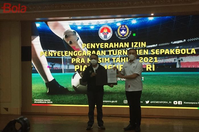 Menteri Pemuda dan Olahraga, Zainudin Amali saat menyerahkan surat izin Piala Menpora  2021 kepada Ketua Umum PSSI, Mochmad Iriawan