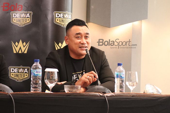 COO Dewa United, Rendra Soedjono, sedang memberikan keterangan kepada awak media di Hotel JHL Solitaire, Tangerang , Banten, 22 Februari 2021.