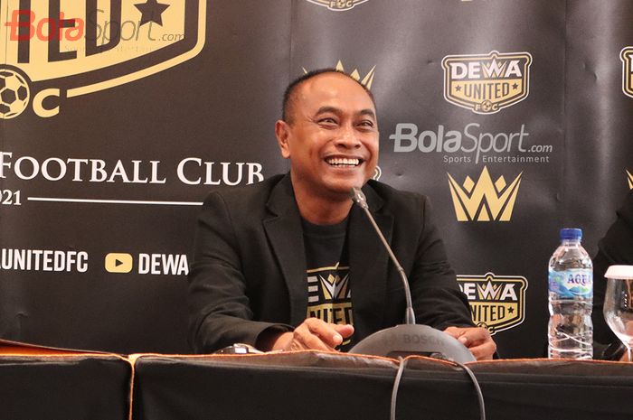 Pelatih baru Dewa United, Kas Hartadi, sedang memberikan keterangan kepada awak media di Hotel JHL Solitaire, Tangerang , Banten, 22 Februari 2021.