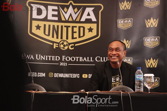 Pelatih baru Dewa United, Kas Hartadi, sedang memberikan keterangan kepada awak media di Hotel JHL Solitaire, Tangerang , Banten, 22 Februari 2021.