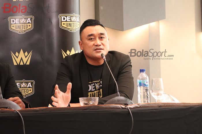 COO Dewa United, Rendra Soedjono, sedang memberikan keterangan kepada awak media di Hotel JHL Solitaire, Tangerang , Banten, 22 Februari 2021.