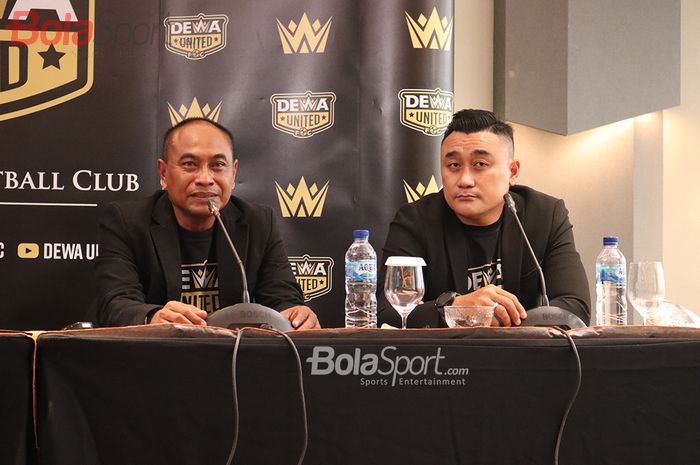 COO Dewa United, Rendra Soedjono, dan pelatih baru Dewa United, Kas Hartadi, sedang memberikan keterangan kepada awak media di Hotel JHL Solitaire, Tangerang , Banten, 22 Februari 2021.