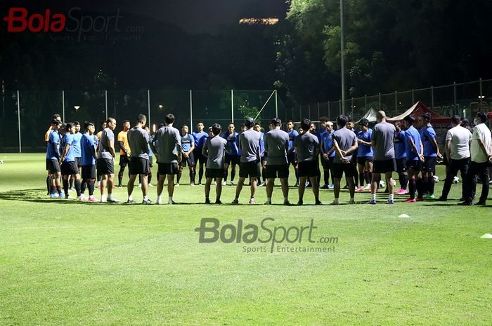 TImnas U-22 Indonesia asuhan Shin Tae-yong sedang berkumpul di Lapangan D, Senayan, Jakarta, 2 Maret 2021.