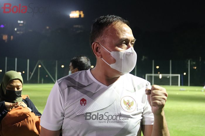 Ketua Umum PSSI, Mochamad Iriawan, sedang memberikan keterangan kepada awak media setelah memantau timnas U-22 Indonesia di Lapangan D, Senayan, Jakarta, 2 Maret 2021.