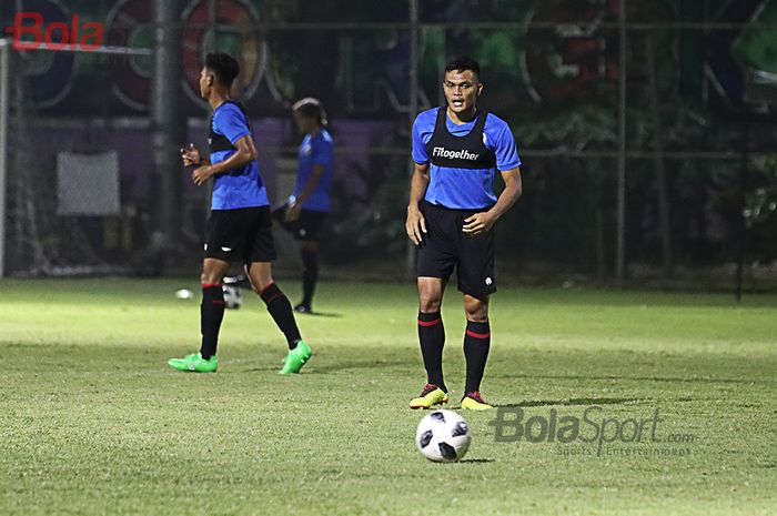 Rachmat Irianto sedang berlatih bersama timnas U-22 Indonesia di Lapangan D, Senayan, Jakarta, 2 Maret 2021.
