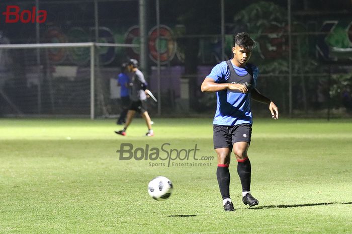 Penyerang timnas U-22 Indonesia, Irfan Jauhari, sedang berlatih di Lapangan D, Senayan, Jakarta, 2 Maret 2021.