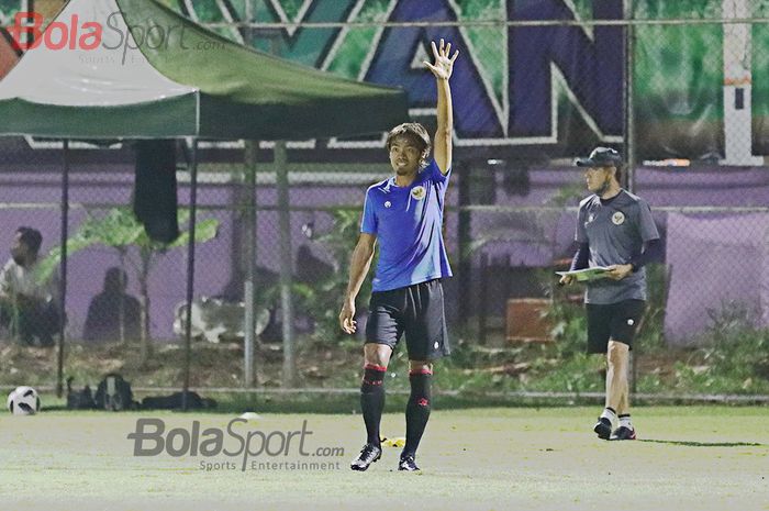 Bek sayap kiri timnas U-22 Indonesia, Andik Rendika Rama, sedang berlatih di Lapangan D, Senayan, Jakarta, 2 Maret 2021.