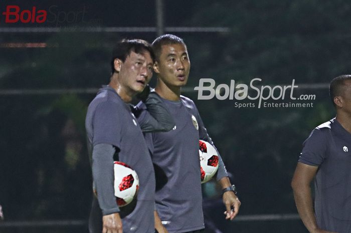 Tim pelatih penjaga gawang timnas U-22 Indonesia, Kim Hae-won (kiri), dan Yoo Jae-hoon (kanan) di Lapangan D, Senayan, Jakarta, 2 Maret 2021.