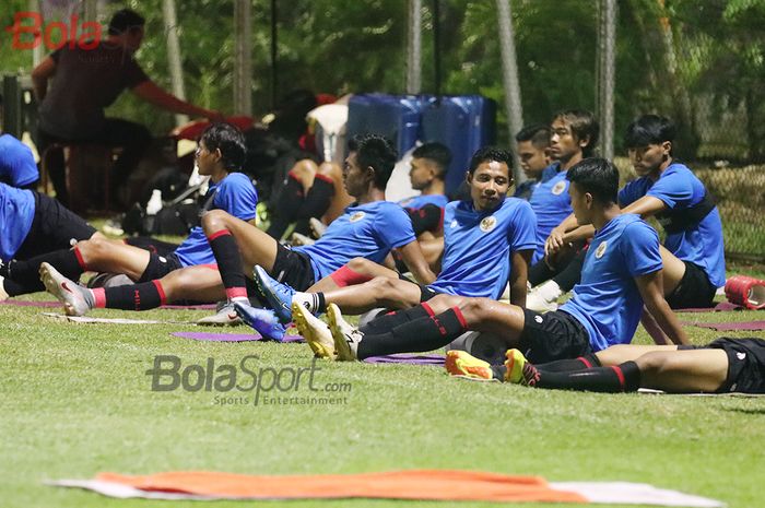 Evan Dimas dan para pemain timnas U-22 Indonesia lainnya sedang melakukan pemanasan di Lapangan D, Senayan, Jakarta,  2 Maret 2021..