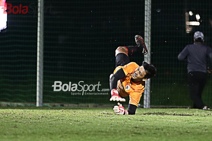 Penjaga gawang timnas U-22 Indonesia, Muhammad Riyandi, sedang berlatih di Lapangan D, Senayan, Jakarta, 2 Maret 2021.