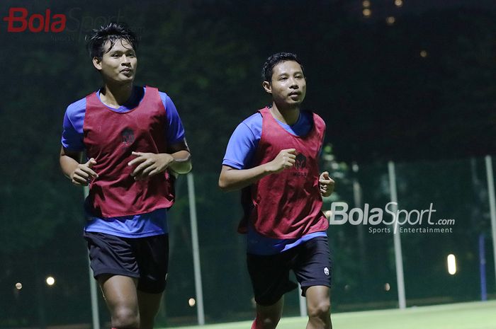 Septian Bagaskara (kiri) dan Evan Dimas (kanan) sedang melakukan jogging dalam pemusatan latihan timnas U-22 Indonesia di Lapangan D, Senayan, Jakarta, 2 Maret 2021.
