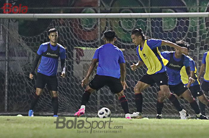 Hanif Sjahbandi dan Muhammad Rafli sedang berlatih dalam pemusatan latihan timnas U-22 Indonesia di Lapangan D, Senayan, Jakarta, 2 Maret 2021.