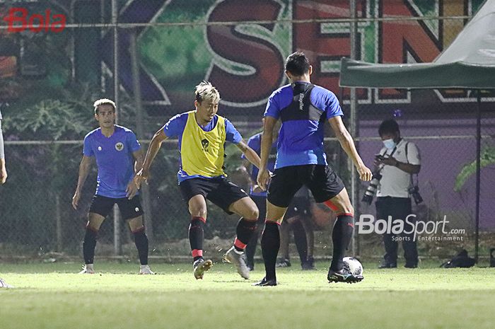 Kushedya Hari Yudo berlatih bersama timnas U-22 Indonesia di Lapangan D, Senayan, Jakarta, 2 Maret 2021.