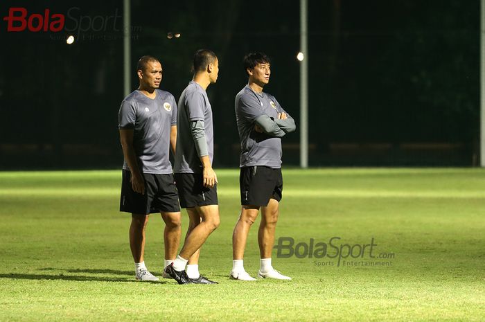 Pelatih kiper timnas U-22 Indonesia, Kim Hae-won, beserta asisten pelatih lainnya sedang memantau timnya di Lapangan D, Senayan, Jakarta,  2 Maret 2021.