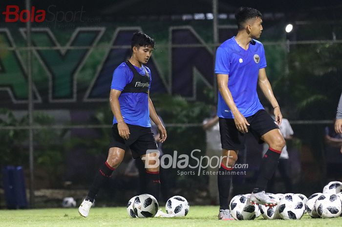 I Kadek Agung Widnyana (kiri) dan Dendy Sulistyawan  (kanan) sedang berlatih dalam pemusatan latihan timnas U-22 Indonesia di Lapangan D, Senayan, Jakarta, 2 Maret 2021.