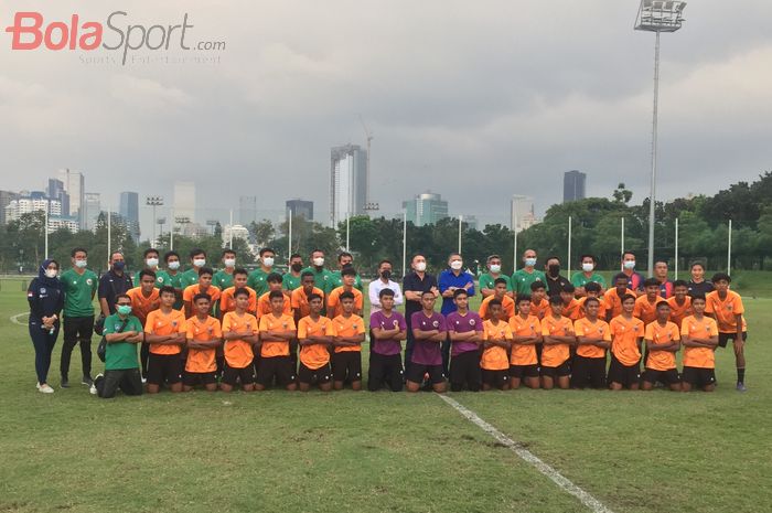 Ketua Umum PSSI, Mochamad Iriawan, Pelatih Timnas U-16 Indonesia Bima Saktu, dan para pemain seleksi Timnas U-16 Indonesia di Lapangan D, Kawasan Gelora Bung Karno (GBK), Senayan, Jakarta Pusat, Kamis (29/4/2021).