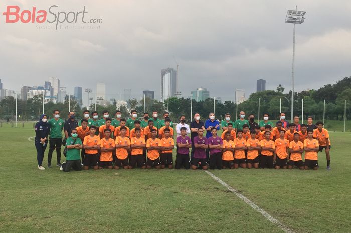 Ketua Umum PSSI, Mochamad Iriawan, Pelatih Timnas U-16 Indonesia Bima Saktu, dan para pemain seleksi Timnas U-16 Indonesia di Lapangan D, Kawasan Gelora Bung Karno (GBK), Senayan, Jakarta Pusat, Kamis (29/4/2021).