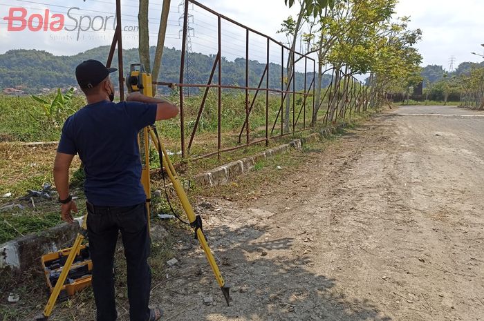 Proses pengukuran training ground milik Persikab Kabupaten Bandung di komplek Stadion si Jalak Harupat, Soreang, Kabupaten Bandung.