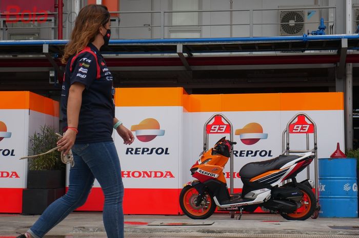 Penampakan bagian belakang dari garasi pembalap tim Repsol Honda, Marc Marquez, pada sela-sela MotoGP Indonesia 2022 di Sirkuit Mandalika, Lombok, Nusa Tenggara Barat, 19 Maret 2022.
