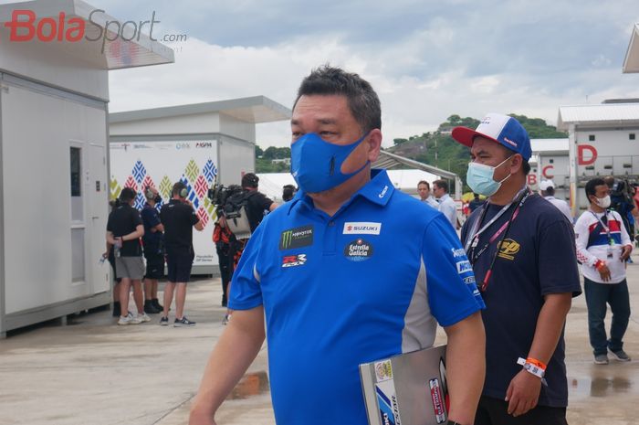 DIrektur Teknik Suzuki Ecstar, Ken Kawauchi, menenteng buku catatan yang selalu dibawanya dalam lomba MotoGP.