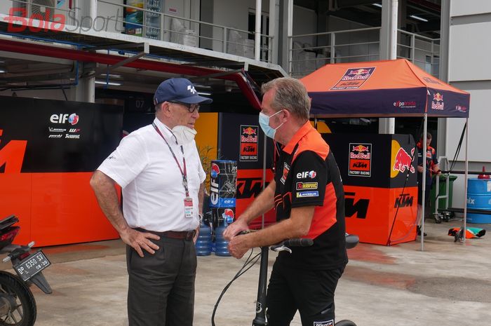 CEO Dorna Sports yang menjadi pemegang hak komersial MotoGP, Carmelo Ezpeleta (kiri), sedang berdiskusi dengan Kepala Tim Tech3, Herve Poncharal. Poncharal juga menjabat sebagai Presiden IRTA (Asosiasi Tim Balap Internasional).