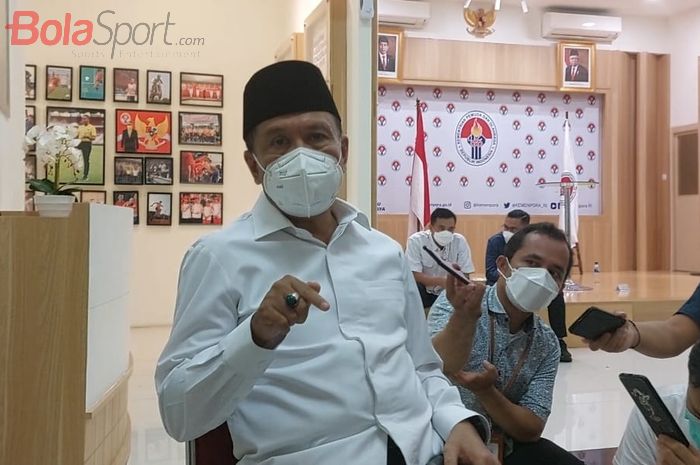 Menteri Pemuda dan Olahraga (Menpora), Zainudin Amali saat berbincang dengan wartawan di Media Center Kemenpora,  Senayan, Jakarta Pusat, Senin (18/4/2022) malam WIB.
