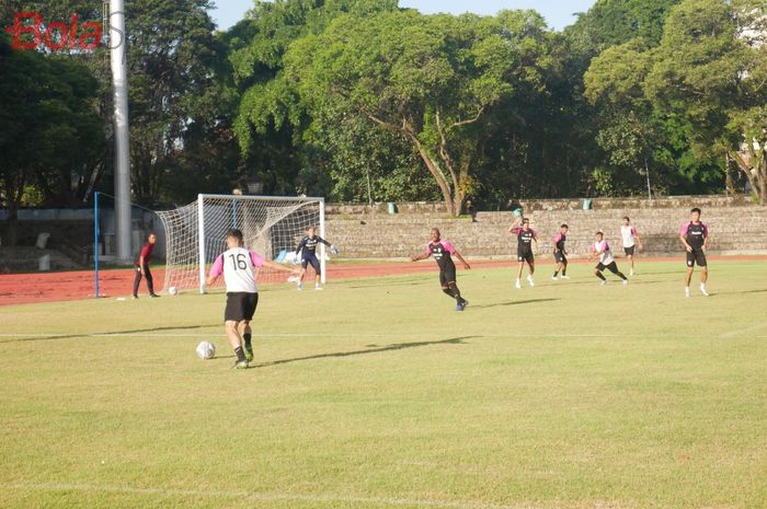 Pemain Persis Solo saat menjalani sesi latihan di Stadion Sriwedari, Solo, Senin, 30 Mei 2022.