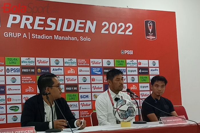 Pelatih dan pemain Dewa United Nilmaizar dan Rangga Muslim saat jumpa pers setelah laga melawan PSIS pada pertandingan Grup A Piala Presiden 2022 di Stadion Manahan, Solo, Jawa Tengah, Jumat (17/6/2022).