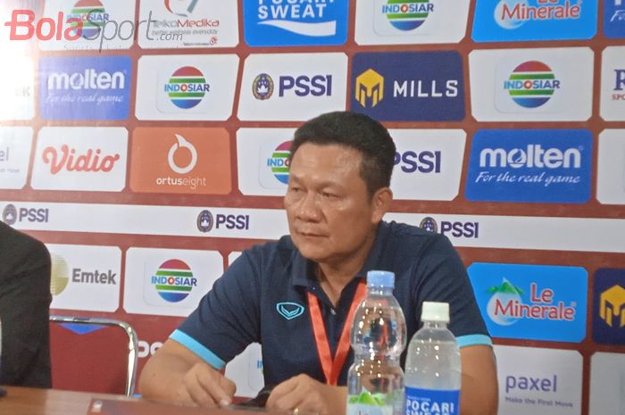 Tatapan kosong pelatih Vietnam, Nguyen Quoc Tuan di konferensi pers pasca-pertandingan di Stadion Maguwoharjo, Sleman