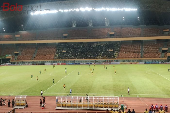Suasana pertandingan antara Bhayangkara FC melawan Persebaya Surabaya di Stadion Wibawa Mukti, Bekasi, Minggu (7/8/2022).