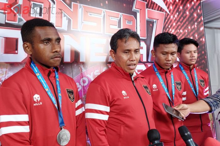 Pelatih Timnas U-16 Indonesia, Bima Sakti bersama para pemain saat menemui awak media setelah acara Konser 17an Indonesia Juara di Studio Indosiar, Daan Mogot, Jakarta Barat, Rabu (17/8/2022).