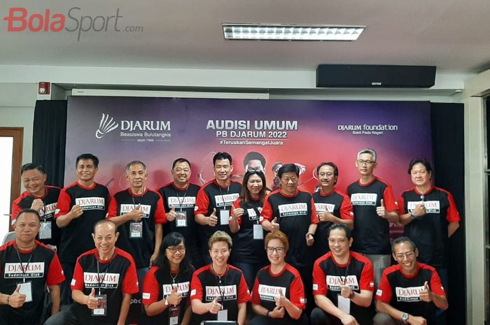 Para legenda bulu tangkis Indonesia berpose seusai konferensi pers menjelang Audisi Umum PB Djarum 2022 di GOR Jati, Kudus, Selasa (18/10/2022).