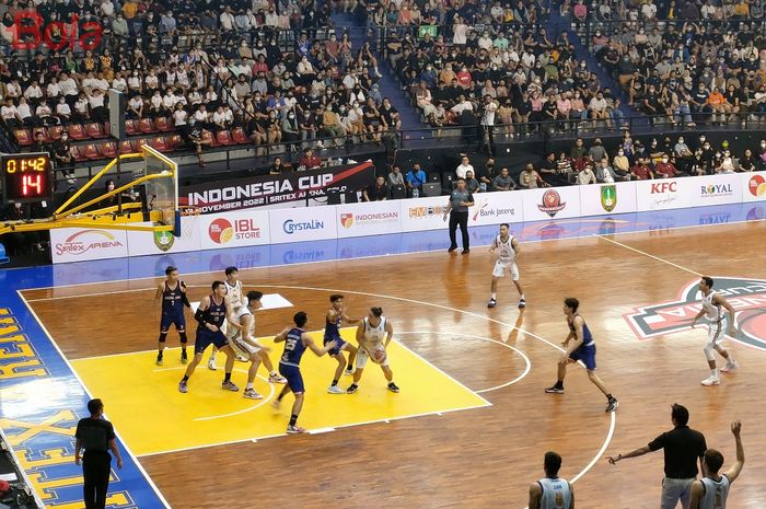 Tim Satria Muda Pertamina Jakarta (putih) melawan tim  Pelita Jaya Bakrie Jakarta (biru) pada pertandingan final IBL Indonesia Cup 2022 di Sritek Arena, Solo, Minggu (13/11/2022)