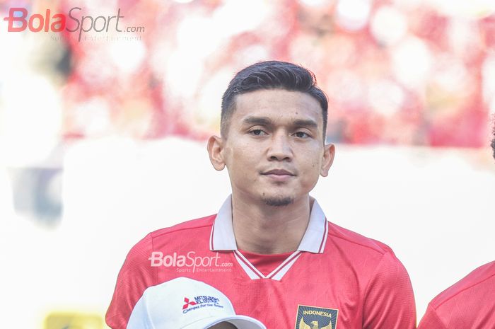 Penyerang timnas Indonesia, Dendy Sulistyawan, saat sedang berbaris jelang bertanding dalam laga leg pertama semifinal Piala AFF 2022 di Stadion Gelora Bung Karno, Senayan, Jakarta, 6 Januari 2023.