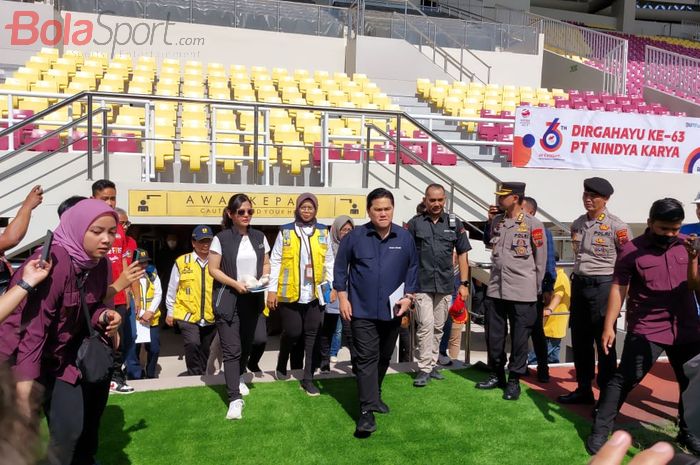 Ketua Umum PSSI, Erick Thohir, saat meninjau langsung Stadion Manahan yang jadi venue Piala Dunia U-20 2023, Minggu (12/3/2023).