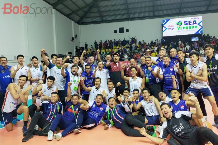 Tim bola voli Indonesia berpose setelah meraih kemenangan di SEA V League 2023 seri pertama bersama Menpora Dito Ariotedjo dan Ketua Umum PP PBVSI Imam Sudjarwo, di Padepokan Voli Jendral Kunarto, Sentul, Bogor, Minggu (23/07/2023).