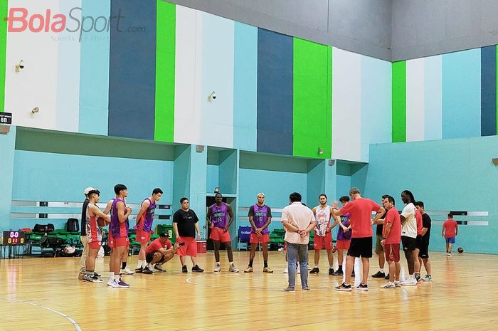 Suasana latihan Timnas basket putra Indonesia yang dipimpin langsung oleh Milos Pejic, di GBK Arena, Senayan, Jakarta Selatan, Minggu (30/07/2023).