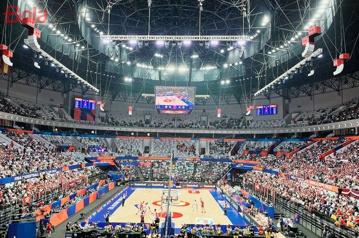 Suasana pertandingan antara Spanyol dan Latvia di FIBA World Cup 2023, yang diselenggarakan di Indonesia Arena, Gelora Bung Karno, Jakarta, Jumat (1/9/2023).