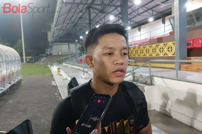 Bek timnas U-23 Indonesia, Rio Fahmi, saat memberikan keterangan kepada media setelah menjalani sesi latihan di Stadion Sriwedari, Solo, Senin (4/9/2023).