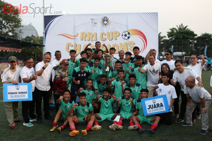 Juara dari RRI Cup U-16 2023, Bogor City, berpose setelah penyerahan hadiah oleh RRI, di Pancoran Soccer Field, Jakarta, Kamis (7/9/2023).