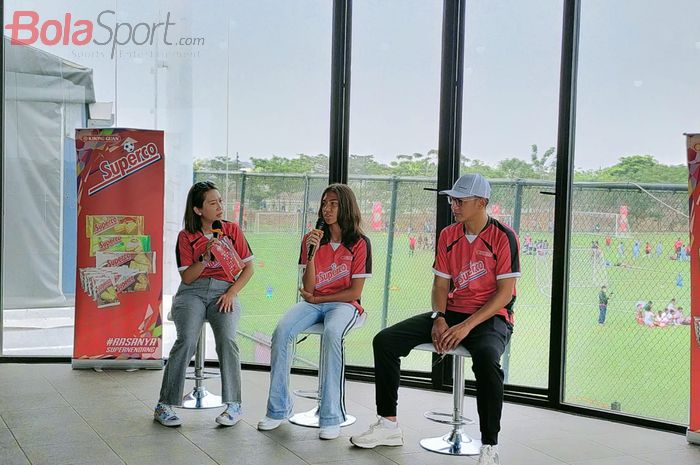 Konferensi Pers Superco Superfest 2023 bersama Mantan Pemain Timnas Sepakbola Indonesia Zaenal Arief dan Pemain Timnas Sepakbola Putri Indonesia Claudia Scheunemann, yang diselenggarakan di PIK Verde, Pantai Indah Kapuk, Jakarta Utara, Minggu (24/9/2023) 